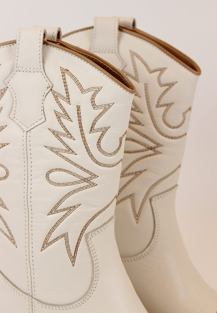 FOTOGRAFÍA DETALLE DE LAS BOTAS 7126 INDHIRA