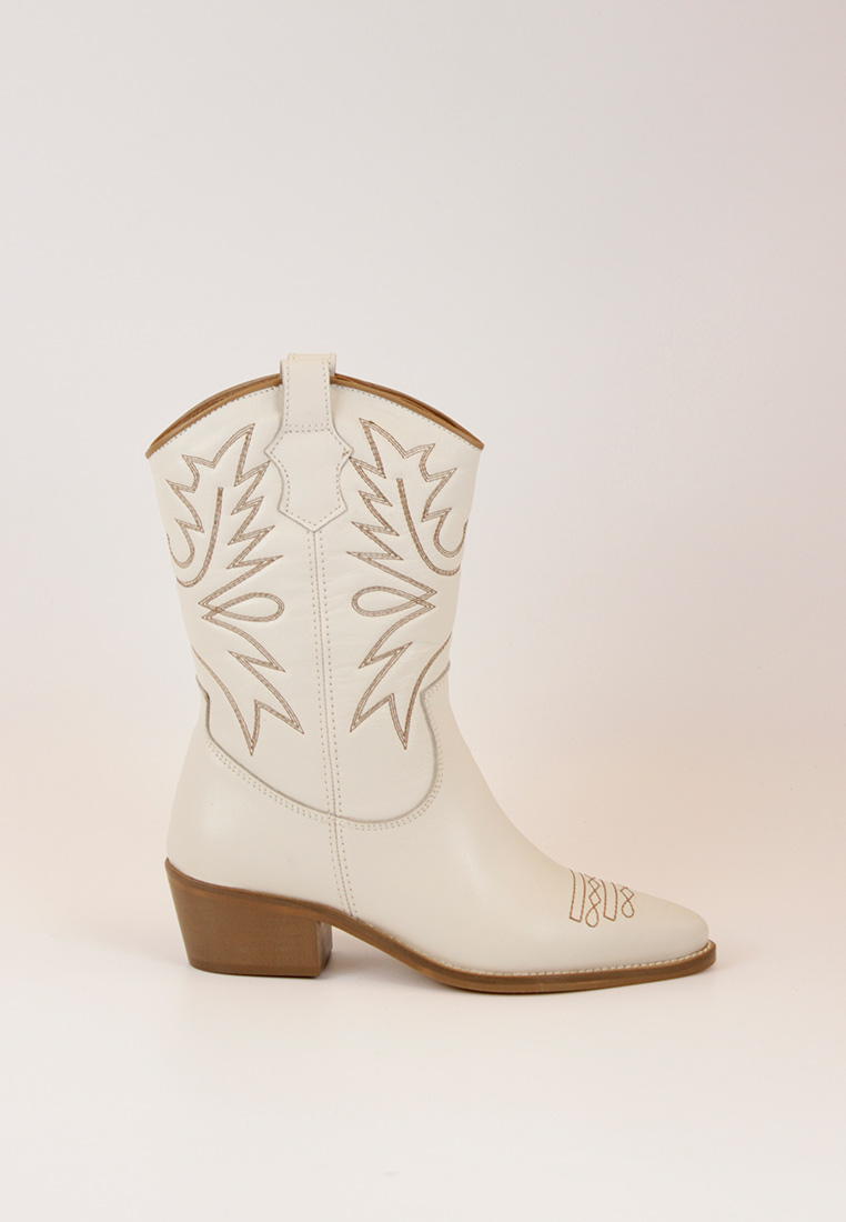 FOTOGRAFÍA DE PERFIL DE LAS BOTAS 7126 INDHIRA