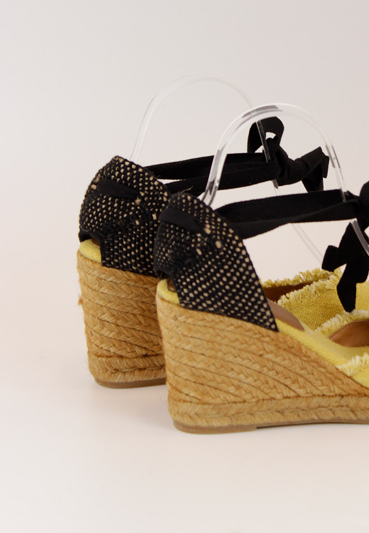 ALPARGATAS-8779-DARE-NEGROYPLATANO-LADO-DETALLE Fotografía detalle de alpargatas 8779 DARE color negro y plátano