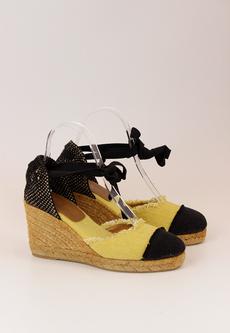 ALPARGATAS-8779-DARE-NEGROYPLATANO-LADO-PAR Fotografía par de alpargatas 8779 DARE color negro y plátano