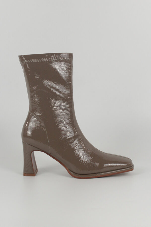 IMAGEN DE BOTAS DE CHAROL BEIGE 2304 SIENA