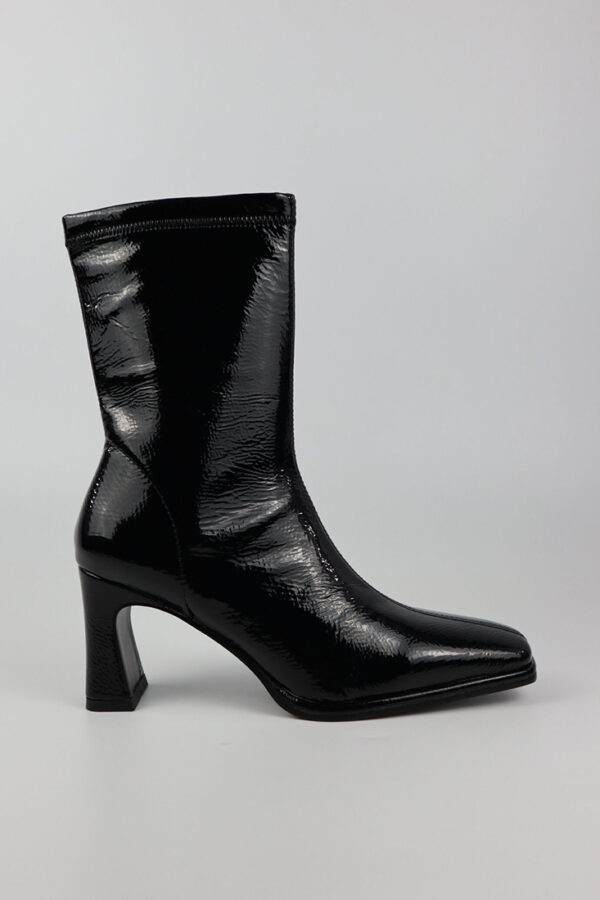 FOTOGRAFÍA DE LOS BOTINES DE CHAROL NEGRO 2304 SIENA DE LADO