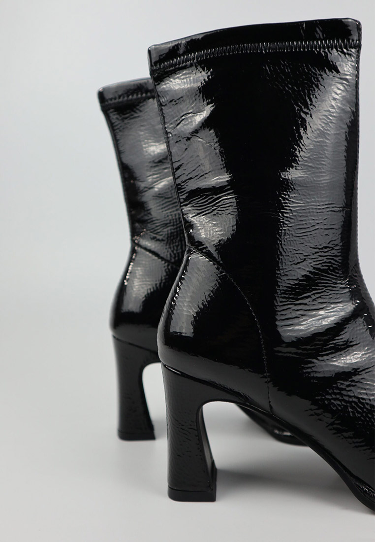 IMAGEN-69 FOTOGRAFÍA DE LOS BOTINES DE CHAROL NEGRO 2304 SIENA DETALLE