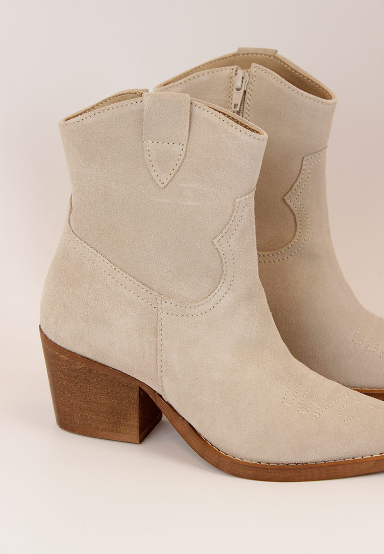 IMAGEN-9 FOTOGRAFÍA DE PAR DE BOTINES 6540 AREIA VELO