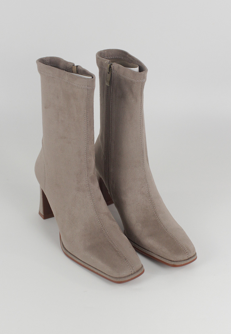 IMAGEN PAR DE BOTAS 2304 SIENA TAUPE